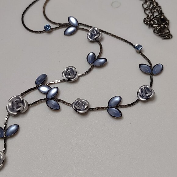 19 Inch Pretty Blue Flower Necklace - Picture 3 of 8